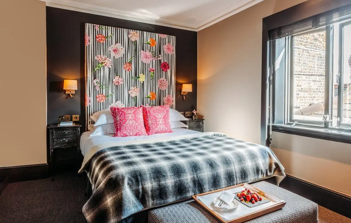 11+Cadogan+Gardenspetit-double-room-409-bed.jpg