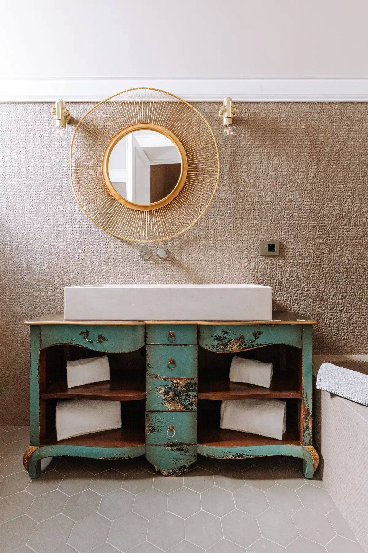 Deluxe suite - bathroom.jpg