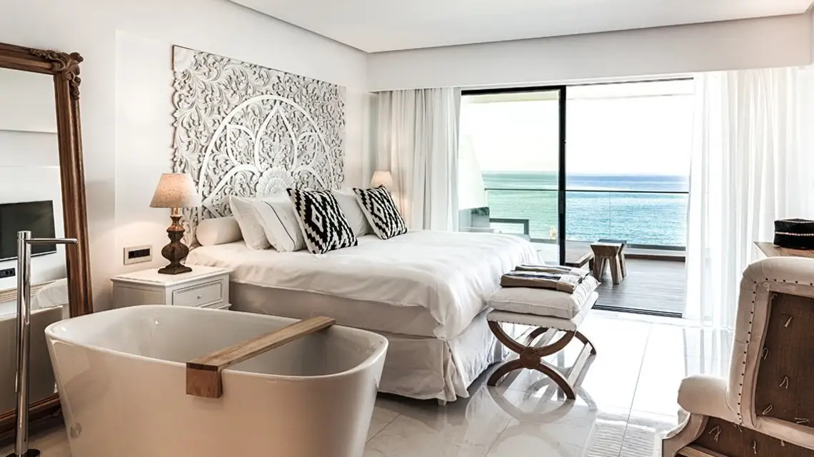 thalassa_deluxe_seafront_guestroom_01.jpg