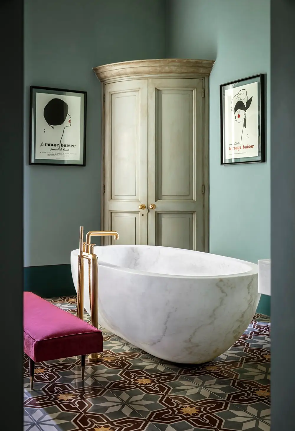Castle Elvira_King Suite_Carved Marble Bath (C) Rei Moon.jpg