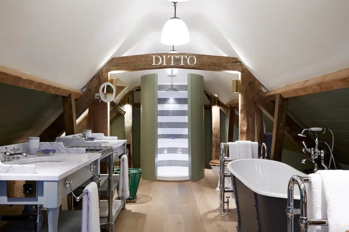 Suite 20 Bathroom.jpeg
