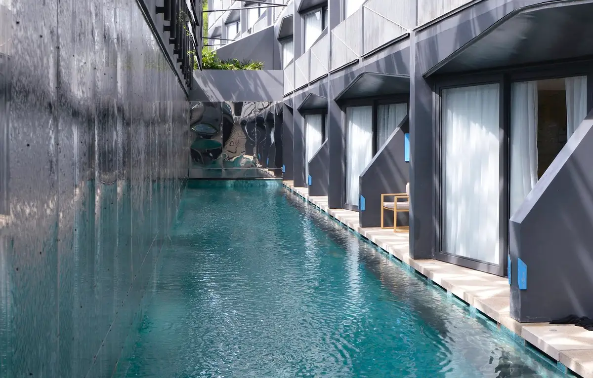 02.Deluxe Pool - Acess to pool from rooms .jpg