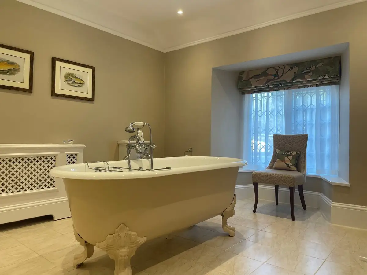 Longueville suite bathroom.jpg