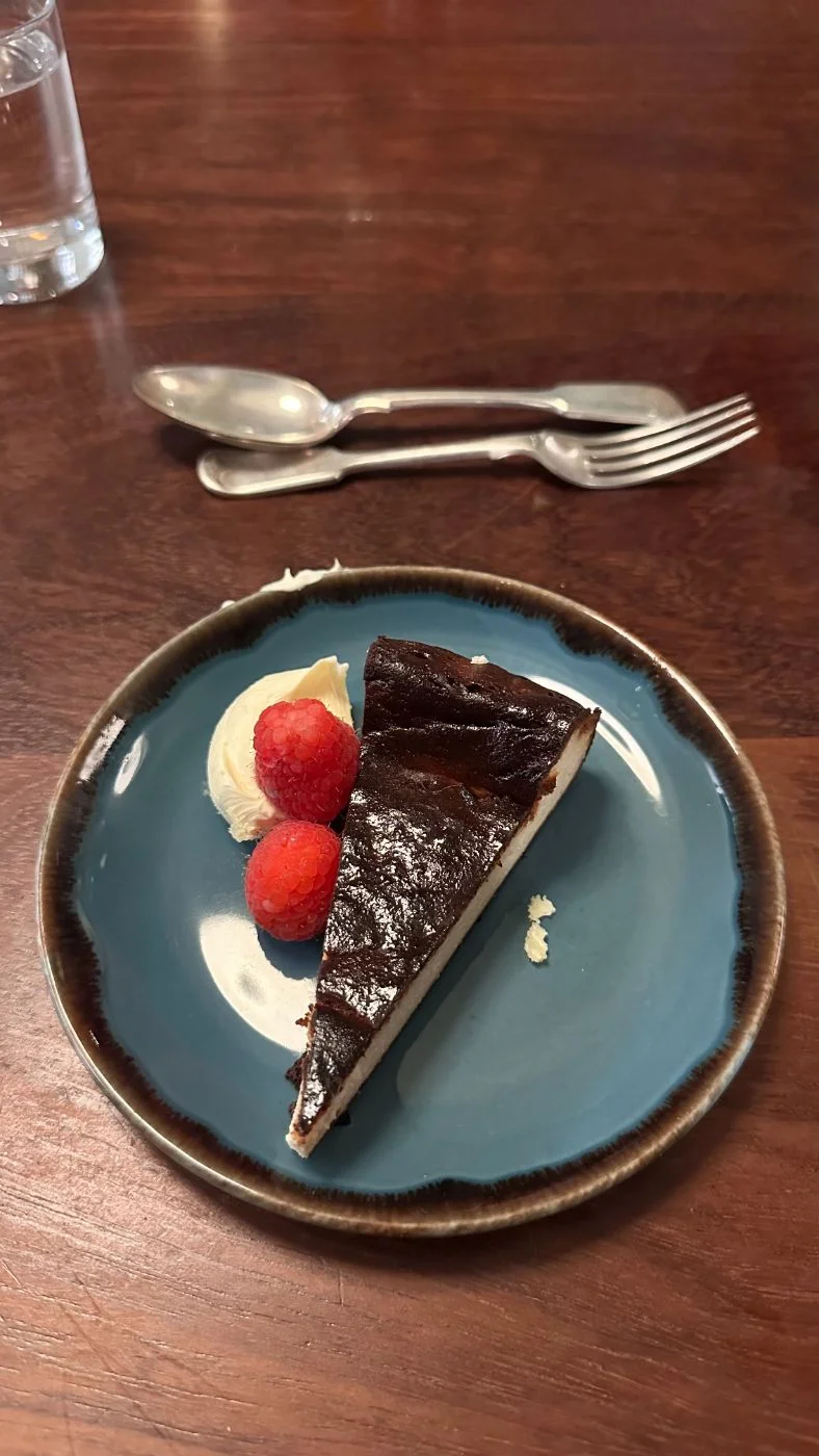 Baked cheesecake with raspberries